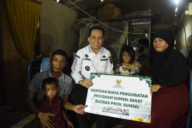 
Pj Gubernur Agus Fatoni Beri Bantuan Pengobatan untuk Anak 9 Tahun di Palembang Angkat Selang Sisa Operasi