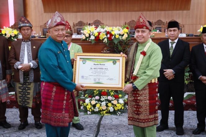 
Akhiri Masa Tugas 9 Bulan, Pj Gubernur Sumsel Agus Fatoni Terima 4 Gelar Adat