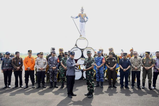 
Pj Gubernur Agus Fatoni Apresiasi Penampilan Display Drumband Taruna dan Taruni AAU di Kota Palembang