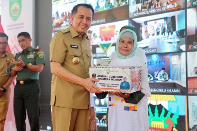 
Ketua Umum TP PKK Tri Tito Karnavian Launching Gerakan Serentak Bedah Rumah dan Pembangunan Sanitasi di Sumsel