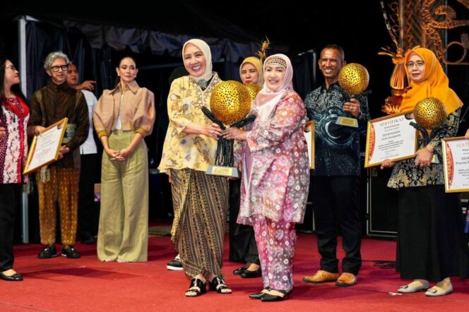 
Akhiri Masa Tugas sebagai Pj Ketua TP PKK dan Dekranasda Sumsel, Tyas Fatoni Torehkan Penghargaan Tingkat Nasional