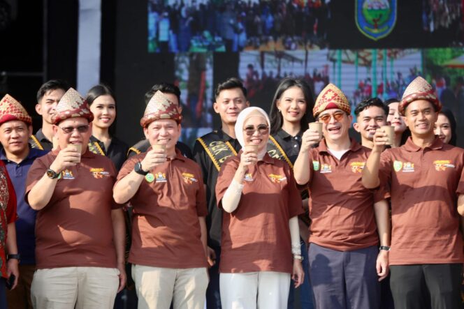 
Pertama di Indonesia, Provinsi Sumsel Cetak Rekor MURI Minum Kopi di Pinggir Sungai Serentak Terbanyak