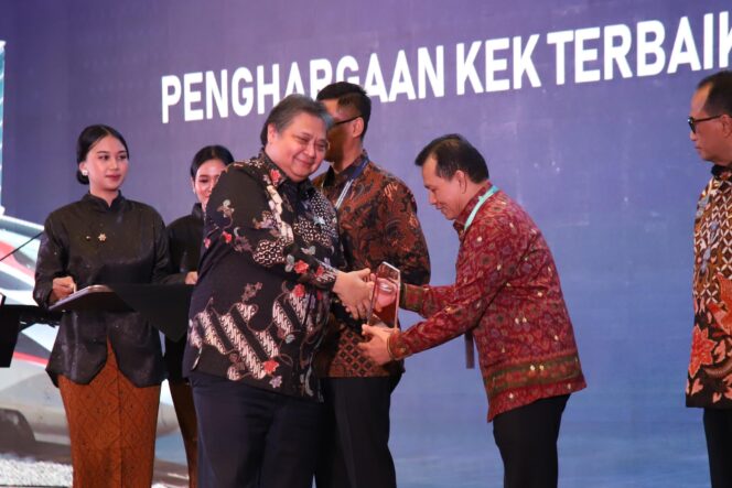 
Pj Gubernur Elen Setiadi Terima Apresiasi Proyek Strategis Nasional (PSN) Kategori Provinsi dari Menko Bidang Perekonomian RI
