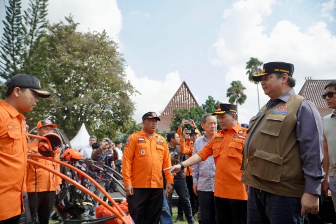 
Pj Gubernur Elen Setiadi Dampingi Menko Perekonomian Airlangga Hartarto Pimpin Apel dan Simulasi Karhutla Provinsi Sumsel Tahun 2024 