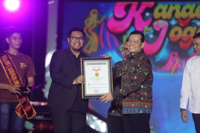 
Luar Biasa, Provinsi Sumsel Berhasil Pecahkan Rekor MURI Minum Kopi Terbanyak di Pinggir Sungai