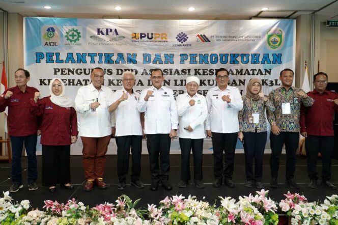 
Pj Sekda Edward Candra Hadiri Pengukuhan DPD Asosiasi Keselamatan-Kesehatan Kerja dan Lingkungan