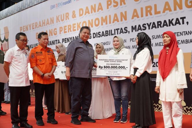 
Pj Gubernur Elen Setiadi Dampingi Menko Bidang Perekonomian Airlangga Hartarto Salurkan Dana KUR dan PSR di Sumsel