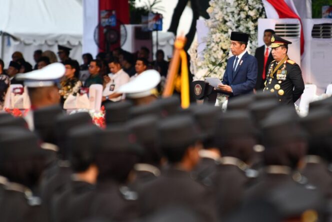 
Presiden Jokowi Apresiasi Kinerja Polri Menjaga Stabilitas dan Keamanan Negara