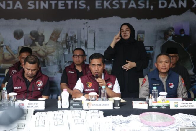 
Polri Sebut Pengungkapan Lab 1,2 Ton Ganja di Malang Terbesar Se-Indonesia