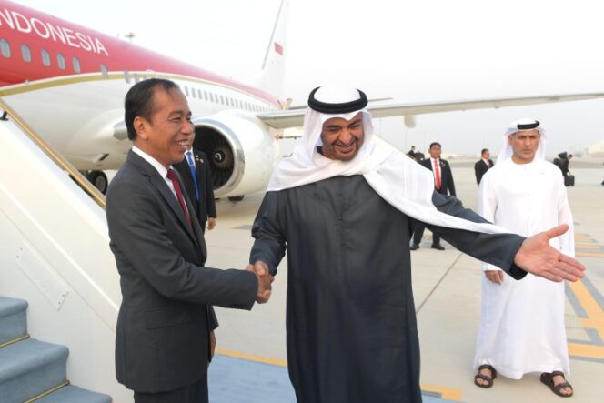 
					Tiba di Abu Dhabi, Presiden Jokowi Disambut Langsung Presiden MBZ di Bandara Zayed