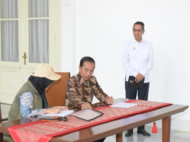 
Jokowi Ikuti Proses Coklit Data Pemilih Pilkada 2024