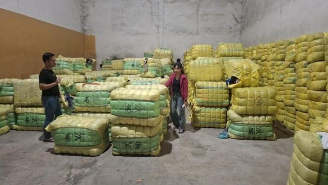 
Polri Amankan Ribuan Ballpres Berisi Pakaian Bekas Impor Ilegal