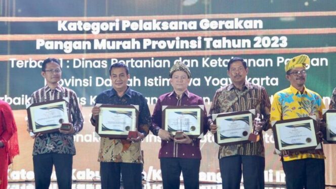
Pj Gubernur Elen Setiadi Terima Penghargaan Bapanas Award dari Badan Pangan Nasional