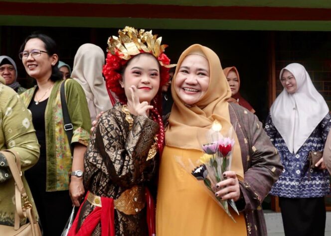 
Pj Ketua TP PKK Sumsel Meliza Elen Setiadi Dampingi Ketua DWP Kemenko Perekonomian RI Serahkan Bantuan Kepada SLB Tuna Grahita Karya Ibu