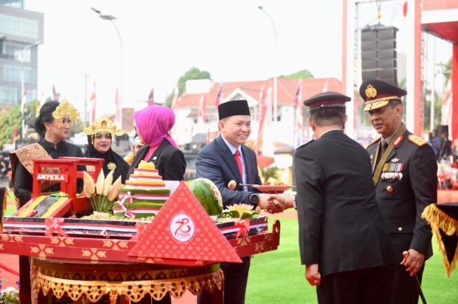 
Pj Gubernur Sumsel Elen Setiadi Terima Penghargaan dari Kapolri