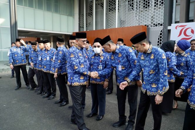 
Pimpin Apel Gabungan, Plh Sekda Edward Chandra Ingatkan Jajaran Pegawai Terus Jaga Kekompakan