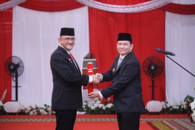 
Pj Gubernur Elen Setiadi Resmi Lantik Edward Candra Sebagai Sekda Sumsel Definitif