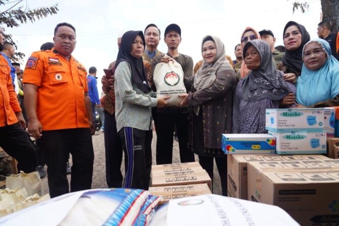 
Penasihat DWP Sumsel Melza Elen Setiadi Santuni Korban Kebakaran Desa Ibul Tiga Kabupaten Ogan Ilir