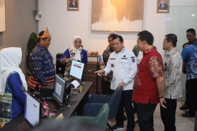 
Dekatkan Pelayanan Publik Kepada Masyarakat, Pj Gubernur Elen Setiadi Launching Laksan di PS Mall