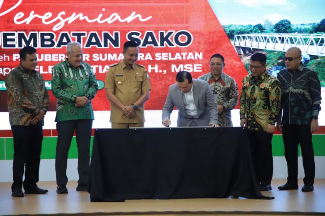 
Dorong Percepatan Pembangunan Sumsel, Pj Gubernur Elen Setiadi Resmikan Jembatan Sako (T3) di Kabupaten OKU