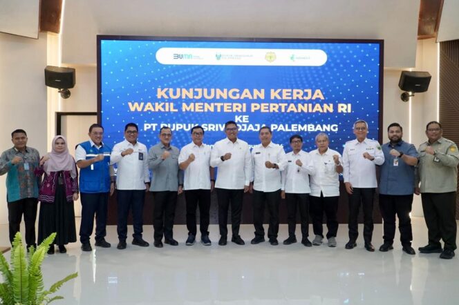 
Sekda Sumsel Edward Candra Dampingi  Wamentan RI Kunjungi Pabrik PT Pusri