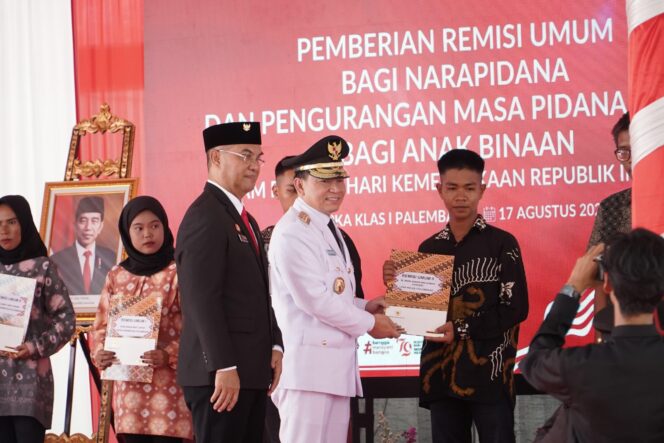 
Pj Gubernur Elin Setiadi Serahkan SK Remisi Umum Bagi Narapidana dan Anak Binaan Lapas Pakjo