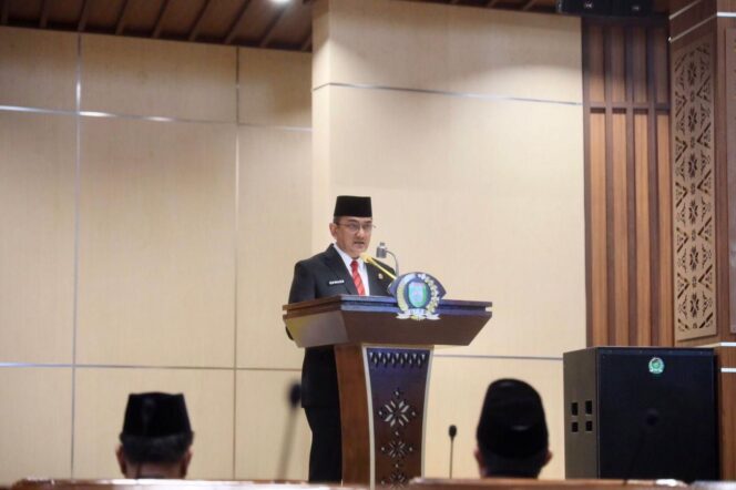 
Sekda Edward Candra Sampaikan Jawaban Gubernur Terhadap Pandangan Umum Fraksi Terkait Pembahasan  APBD Perubahan Provinsi Sumsel Ta 2024