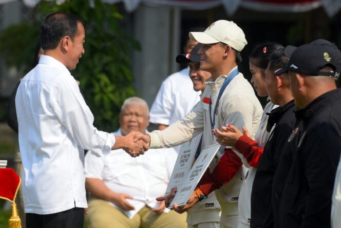
Presiden Jokowi Apresiasi Atlet Peraih Emas Olimpiade dengan Bonus Rp6 Miliar