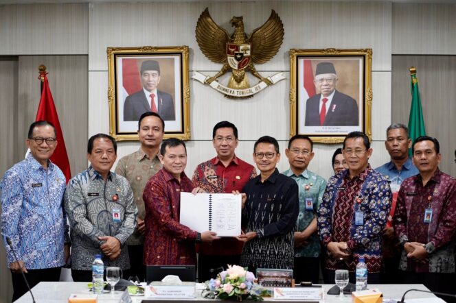 
Pj Gubernur Elen Setiadi Tandatangani Deklarasi Final Dokumen Materi Teknis Muatan Perairan Pesisir (RZWP-3K) Sumsel