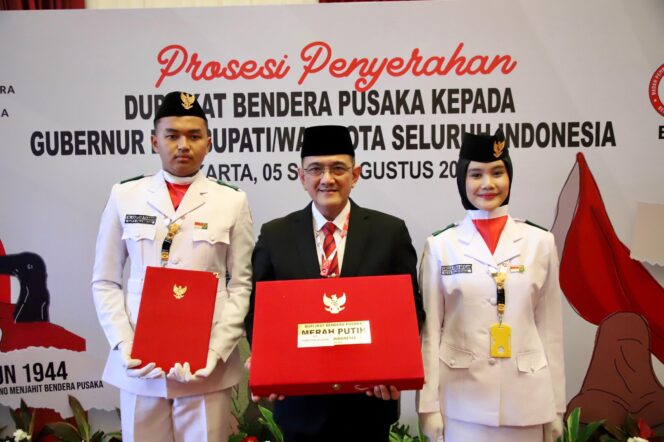 
Sekda Sumsel Edward Candra  Terima Duplikat Bendera Pusaka HUT RI Ke-79 Dari Kepala BPIP RI