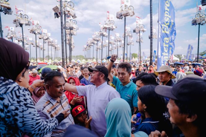 
Cagub Sumsel H Herman Deru Turut Semarakkan Event  Panjat Pinang 79 Pohon di Jakabaring Palembang