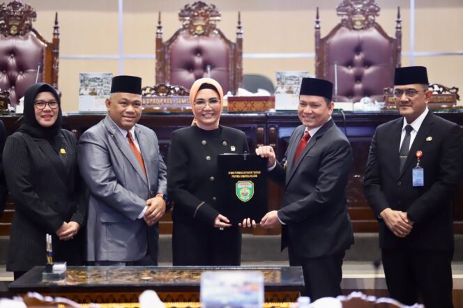 
Pj Gubernur Elen Setiadi Bersama Pimpinan DPRD Sumsel Tandatangani Nota Kesepakatan KUA dan PPAS APBD Provinsi Tahun Anggaran 2025