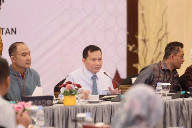 
Pj Gubernur Elen Setiadi Pimpin Rapat Sekretariat Bersama, Bahas Strategi Percepat Penurunan Angka Kemiskinan