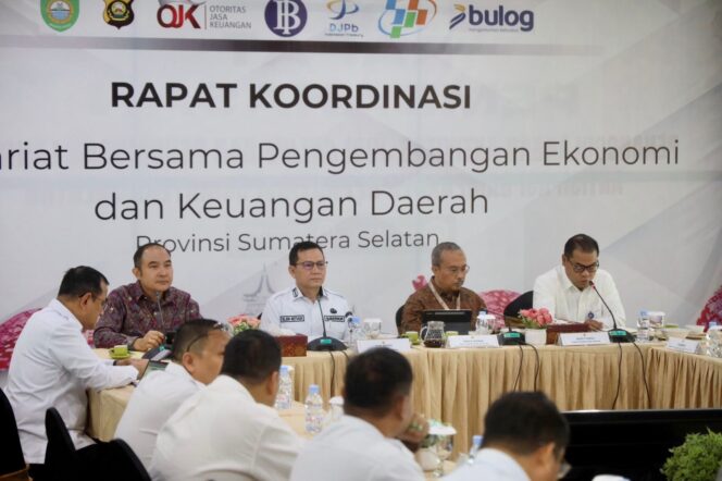 
					Pj Gubernur Elen Setiadi Pimpin Rakor Sekretariat Bersama Bahas Upaya Penurunan Kemiskinan dan Inflasi