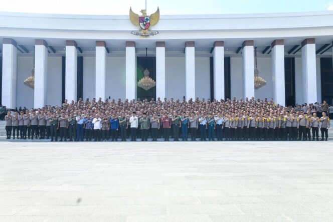 
					Jokowi Dorong TNI-Polri Terapkan Semangat Transformasi IKN di Daerah
