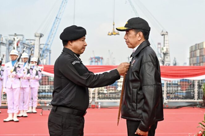 
					Presiden Jokowi Terima Brevet Hiu Kencana di Atas KRI RJW – 992