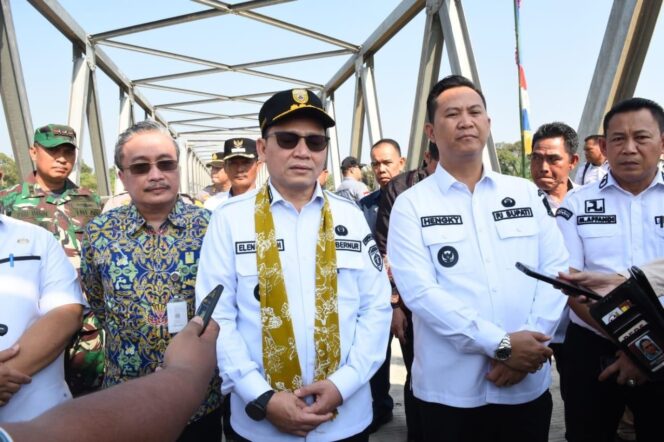 
Pj Gubernur Elen Setiadi Resmikan Jembatan Air Lematang Sepanjang 140 Meter di Muara Enim