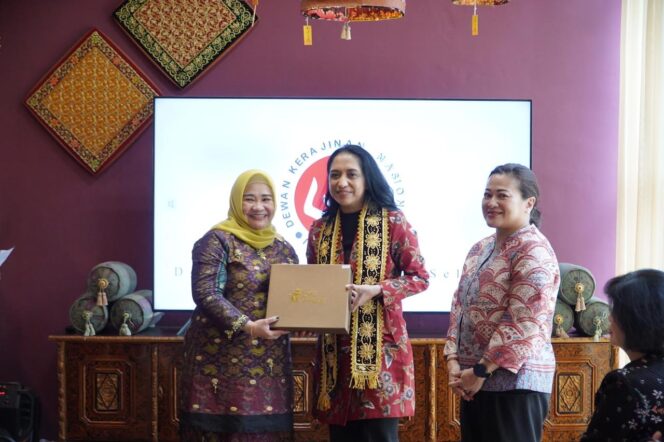 
Pj Ketua TP PKK Sumsel Melza Elen Setiadi Promosi Koleksi Kriya Sriwijaya Kepada Rombongan DWP Kemenkeu RI