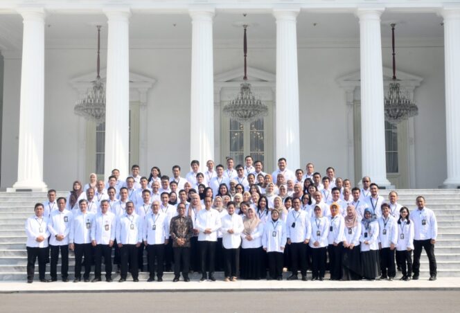 
					Presiden Jokowi dan Ibu Iriana Pamitan dengan Keluarga Besar Istana