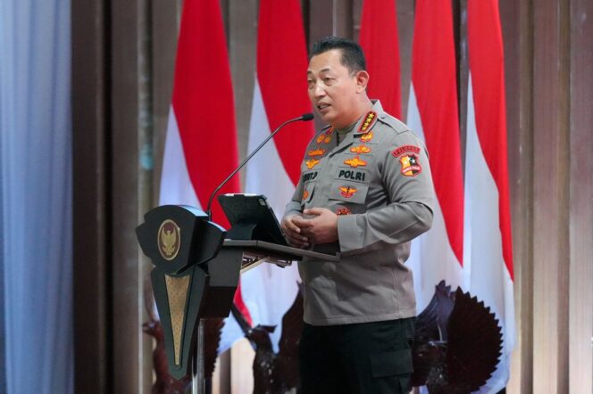 
					Ikuti Retret Kabinet, Kapolri Beri Materi Pemberantasan Korupsi