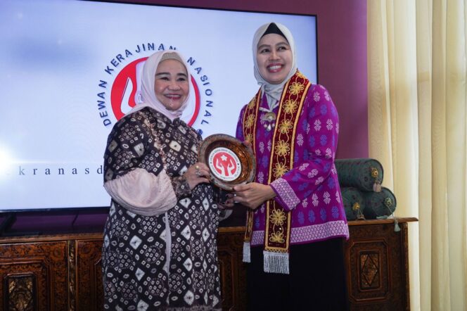 
					Pj Ketua Dekranasda Sumsel Melza Elen Setiadi Pamerkan Koleksi Kriya Sriwijaya Kepada Pj Ketua Dekranasda NTB