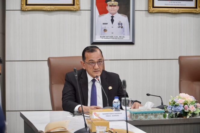 
Sekda Sumsel Edward Candra Buka Sosialisasi Implementasi Portal Administrasi Pemerintahan Bidang Layanan Aparatur Negara