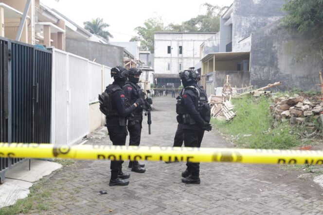 
					Densus 88 Geledah Rumah Terduga Teroris di Jawa Tengah, Beberapa Temuan Diamankan