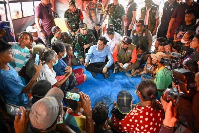 
Kapolda NTT Dampingi Wapres Gibran Tinjau Korban Erupsi Gunung Lewotobi