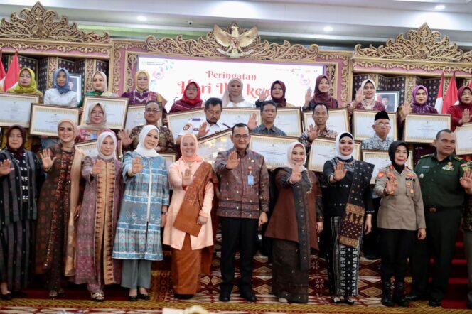 
Sekda Edward Candra: Momen Hari Ibu Saatnya Perkuat Peran Perempuan Mewujudkan Cita-Cita Bangsa