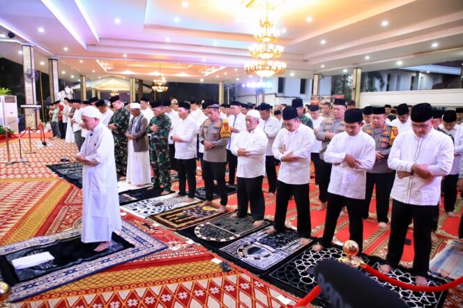 
Pj Gubernur Elen Setiadi Gelar Salat dan Doa Bersama Forkopimda Sambut Pergantian Tahun 2025