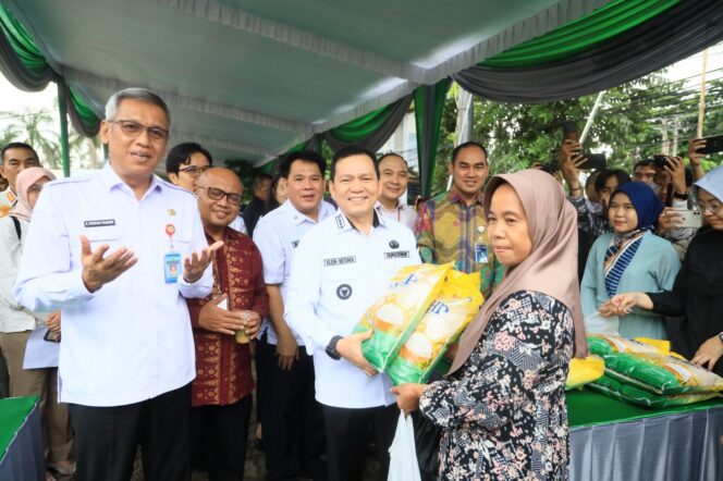 
Galakan Gerakan Pasar Murah, Pj Gubernur Elen Setiadi Pastikan Stok Pangan Aman Jelang Nataru