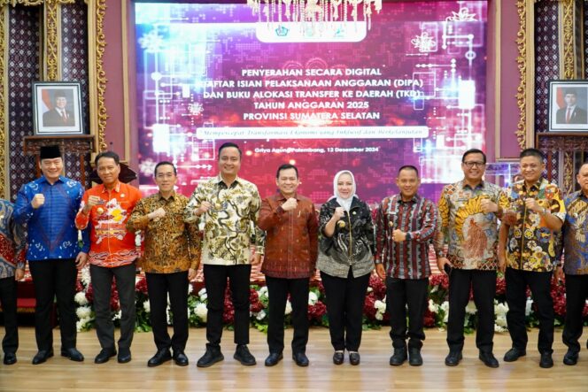 
					Serahkan DIPA dan TKD Anggaran 2025, Pj Gubernur Elen Setiadi Dorong  Bupati/Walikota Segera Realisasikan Dana Desa Untuk Kesejahteraan Masyarakat
