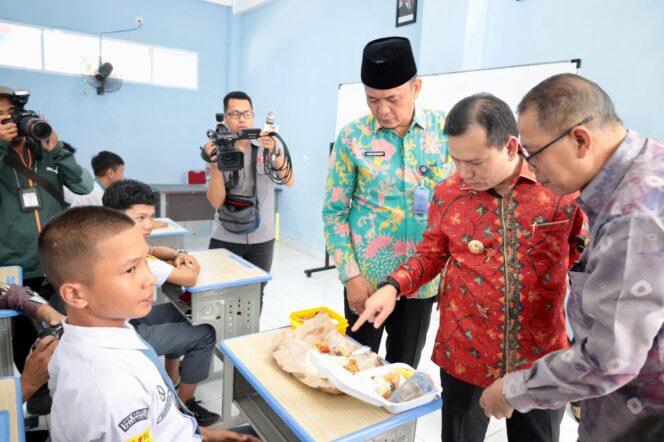 
Pj Gubernur Elen Setiadi Dampingi Komisi II DPR RI Tinjau Simulasi Program Makan Bergizi Gratis di SMK Negeri 2 Palembang