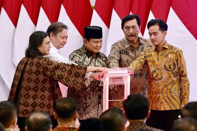 
Pj Gubernur Elen Setiadi Terima Langsung DIPA dan Daftar Alokasi Transfer Ke Daerah TA 2025 